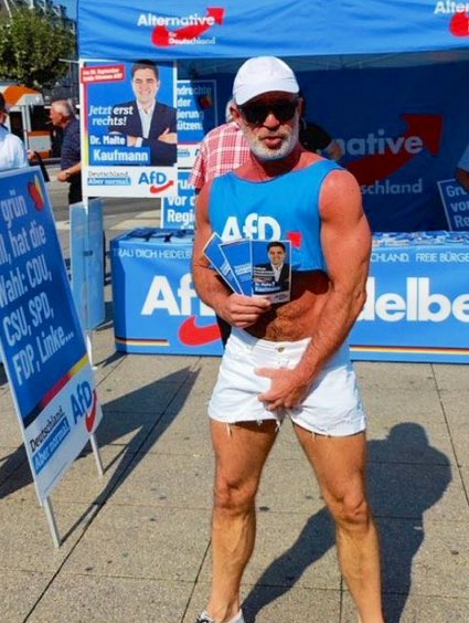 Guten Tag, 
Ich würde gerne mit Ihren Kindern über Politik sprechen. 
Darf ich reinkommen?