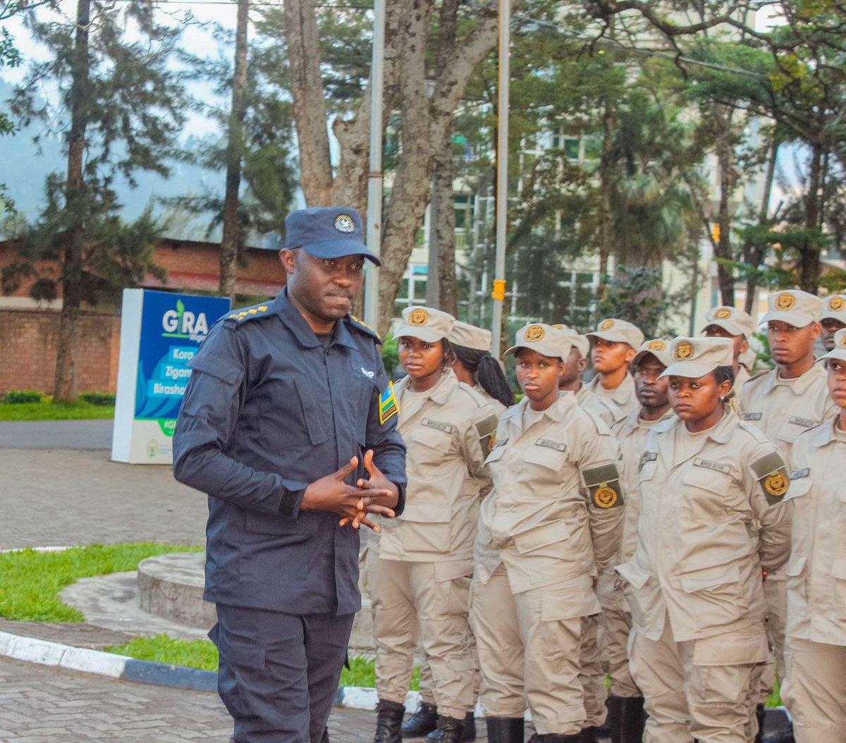 VavaValens250's tweet photo. 1/2 Inshuti yange NDIKUBWIMANA Denys,  ihagarariye company yitwa Imena Softek ifite ikoranabuhanga rikoreshwa mu gutanga umusanzu uhemba irondo muri MUHOZA imaze kunyereka amafoto natangaye cyane kandi nange ngiye kujya nitangira umusanzu w’irondo nta nkomyi.
@MusanzeDistrict https://t.co/ZWaDQzlYBt