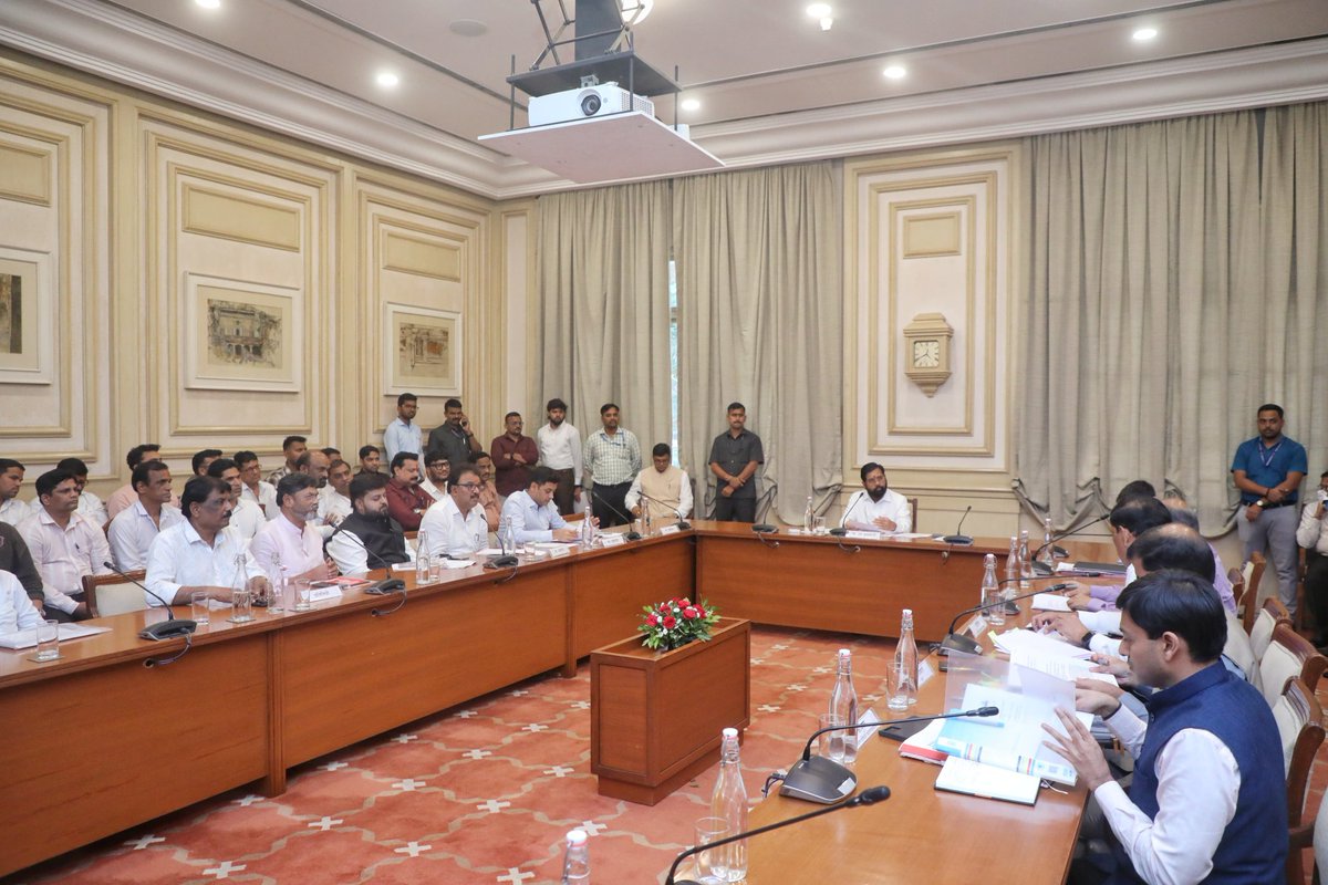 नवी मुंबई महानगरपालिका हद्दीत नव्याने समाविष्ट झालेल्या १४ गावांच्या सर्वांगीण विकासासाठी उपमुख्यमंत्री मा.ना.श्री.एकनाथजी शिंदे साहेबांच्या अध्यक्षतेखाली आज सह्याद्री अतिथीगृहात विशेष बैठक पार पडली.

- या बैठकीत पाणीपुरवठा, रस्ते, आरोग्य सुविधा, शाळा यांसारख्या मूलभूत सोयी