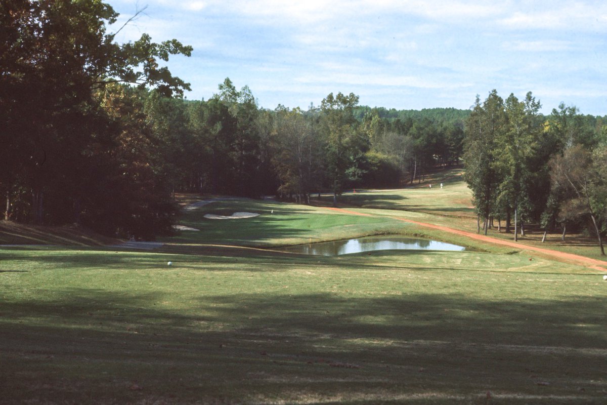 UGAGolfCourse's tweet image. ✨Happy Flashback Friday✨ Take a look at #16 — even with a cart path, this sneaky, short par 3 is just as likely to wreck your scorecard as it is to trick you into thinking a hole-in-one is coming.