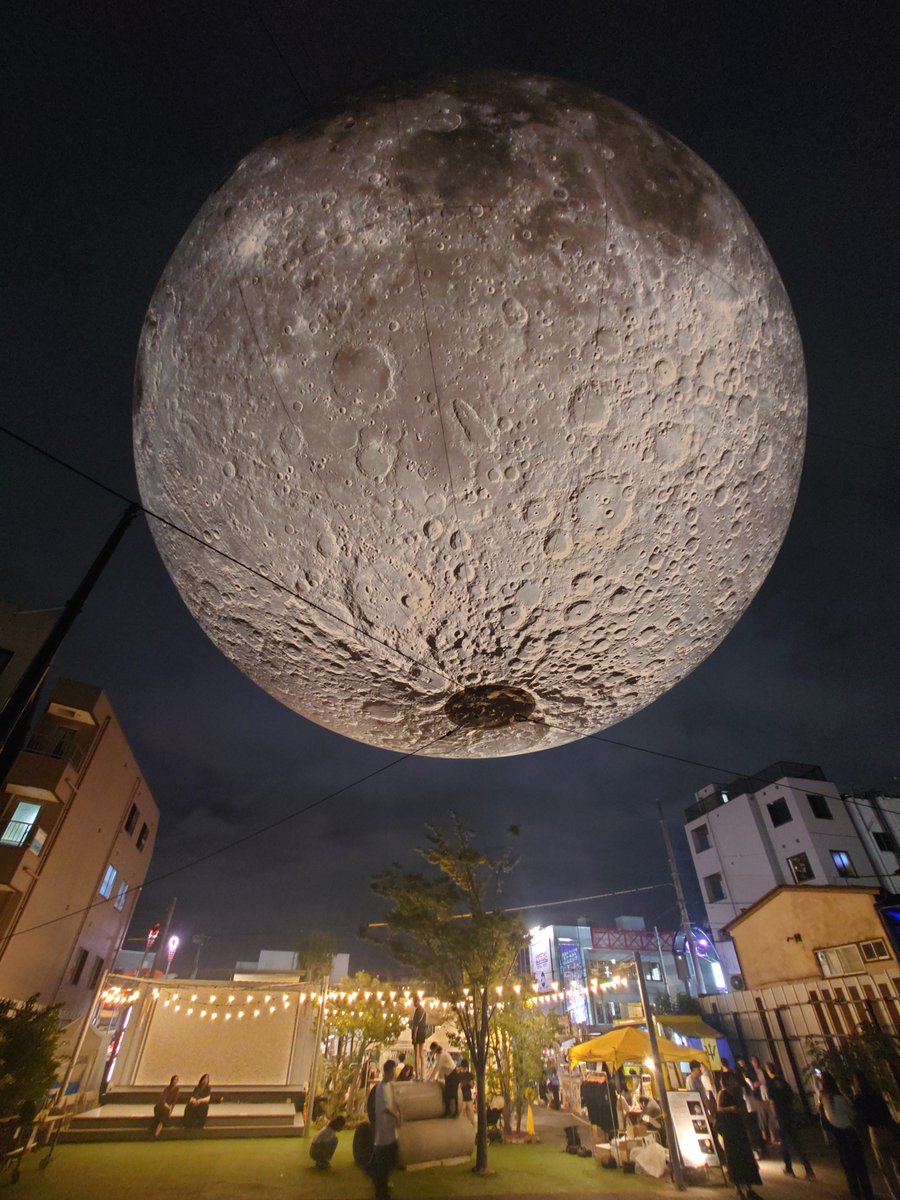BandE1999's tweet photo. ムーンアートナイト下北沢
今年もルーク・ジェラムの月
“Museum of the Moon”
21:00から30分間はチケット購入者のみ入れて線香花火もらえる。楽しい！ https://t.co/ANkWdQfsdO