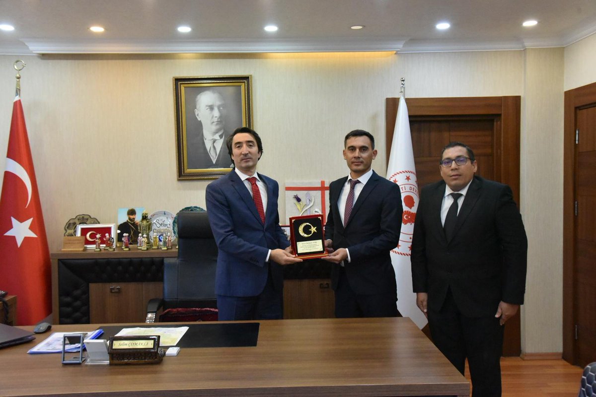 Kaymakamımız Sayın Selim ÇOMAKLI "19 Eylül Gaziler Günü" münasebetiyle Develi Tapu Müdürlüğü personelimiz Mehmet Tura' ya plaket takdim etmiştir.
<a href="/KaymakamComakli/">Selim Çomaklı</a> 
<a href="/kayserivaliligi/">T.C.Kayseri Valiliği</a>