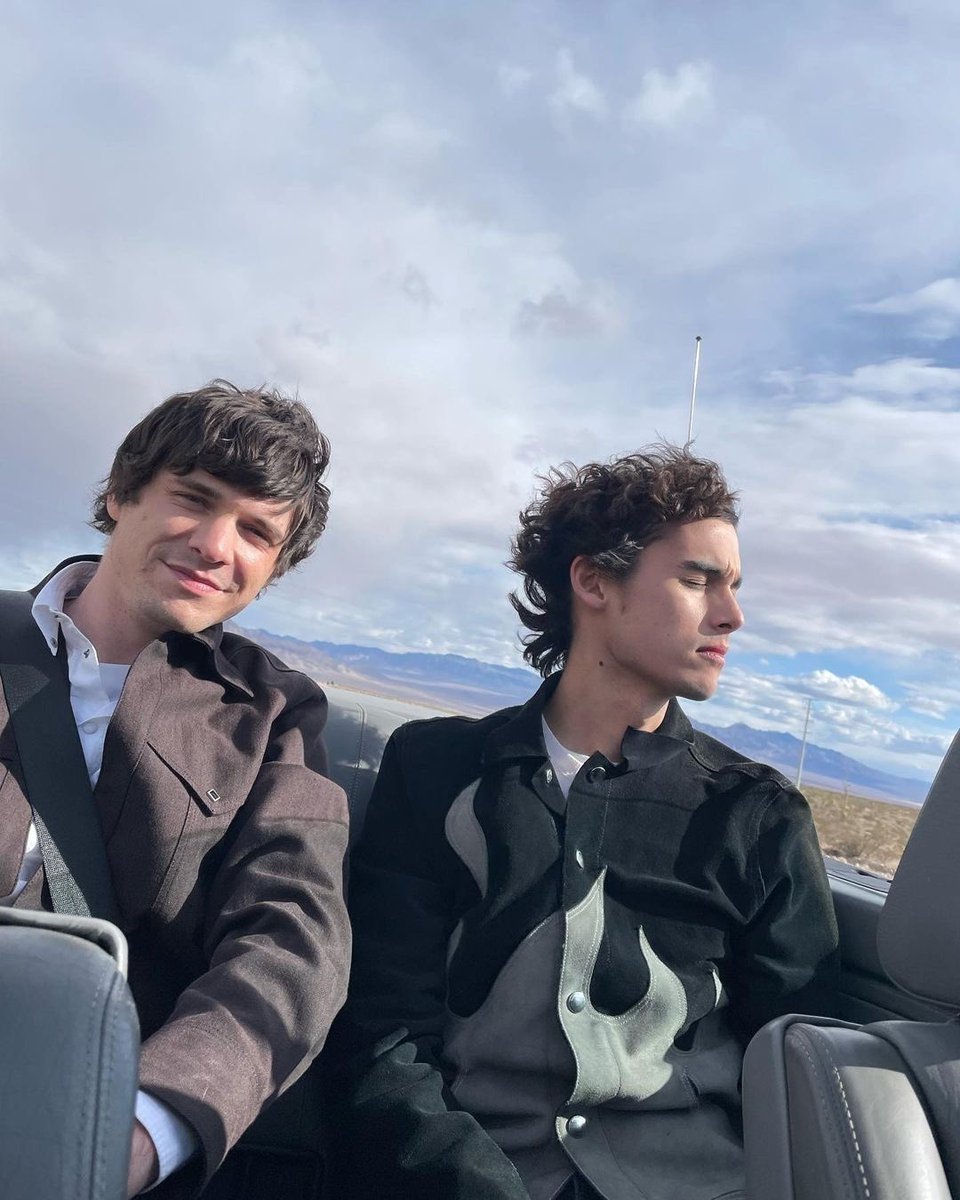 ˚₊‧꒰ა ☆ ໒꒱ ‧₊˚
-
2 pretty best friends