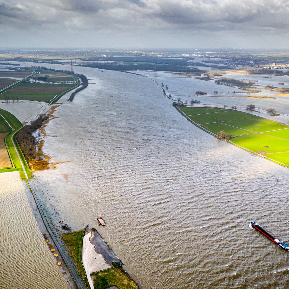 MinisterIenW's tweet image. Van schone rivieren, beken, plassen en meren genieten we allemaal. Daarom wordt er €294 miljoen uitgetrokken. Dat geld gaat naar het aanleggen van natuurvriendelijke oevers of naar vispassages. Dit verbetert de omstandigheden voor waterplanten en -dieren.