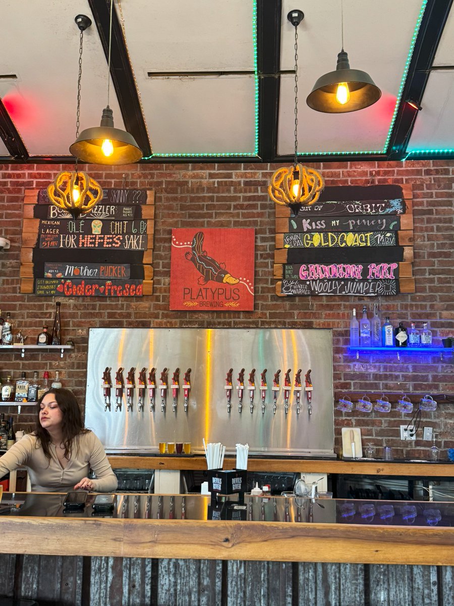 Hit the road for a dive bar adventure outside Houston! 🚗 Found Black Beak Irish Gin at Spec's, enjoyed Rocko's Dive Bar's edgy vibe &amp; friendly folks. New fave: Orange tea shots! Any other Houston gems we should hit?
#HoustonDiveBars #Roadtrip #NODayDrinkingClub