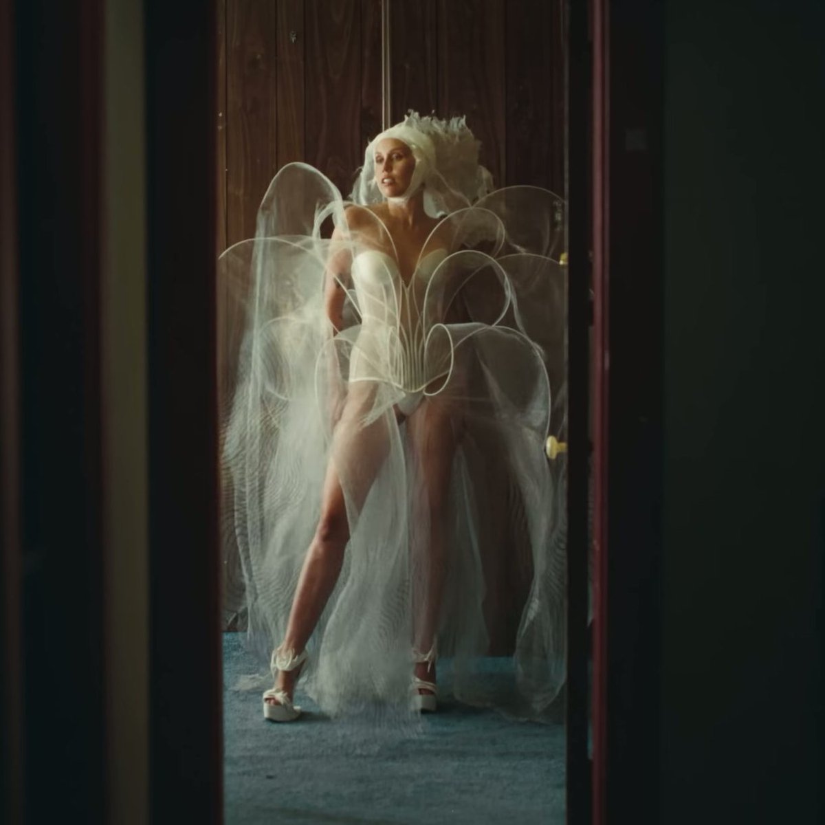 Miley Cyrus disse que gravar “Secrets” foi um presente para seu pai:

“Eu queria que ele soubesse que agora sou adulta e que sou um porto seguro para ele. Sou tão amiga quanto filha. É disso que essa música realmente se trata para mim. Ser aquele lugar onde meu pai se sente