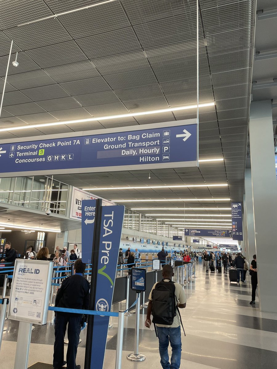 araidog1's tweet photo. 11時間のフライトを経て、シカゴ・オヘア国際空港に到着。
ここはまだトランジットで、さらに空路移動。 https://t.co/ubZudiYCra