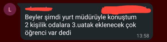 itununsesiyiz's tweet photo. VADİ YURTLARINDA PENCERE KRİZİ

Vadi yurdunda yapılan güçlendirme çalışmasından sonra yurttaki her 13 odanın 3'ünde küçük tuvalet camı kullanıldığına, havalandırma ve günışığı yetersizliklerinden bahsetmiştik. Vadi yurdu açılırken hala bu sorunlar çözülmüş değil.

GÜNEŞ IŞIĞI VE TEMİZ HAVA BİLE PARAYLA

Yurt koordinasyon, tepkiler sonrasında küçük camlı odaların depo gibi kullanılacağını söylemişti.  Güz döneminin yaklaşmasıyla bazı öğrenciler aranarak "daha uygun bir fiyata havasız ve ışıksız odalarda kalmayı" teklif etti. 3 kişilik odalarda kişi başı 1900tl istenirken küçük odalar 2 kişiliğe çevrildi ve kişi başı 1000tl istendi. 

Bundan 2 gün sonra yurt müdürü küçük odaların tekrar 3 kişiliğe çevrileceğini açıkladı ancak plansızlıklarından ötürü blok müdürü bile haberdar değil.

PENCERELER YURT YÖNETMELİĞİNE AYKIRI 

Tekrar 3 kişiliğe çevrilmesi planlanan küçük odalarda bazı pencereler 0.32 m² iken bazıları ise 0.16 m². İnsani koşulları sağlamaktan uzak olan bu pencereler ayrıca KYK'nın standartlaştırdığı kurallara göre yurt olarak kullanılamaz. 

Ögrencilerine nitelikli barınma bile sağlayamayan İTÜ ve iş bilmez Rektör Hasan Mandal, "size yurt sağlamak zorunda değilim" şeklindeki öğrenci düşmanı çizgisini korumakta ısrarlı. Vadililer ise tepkili.