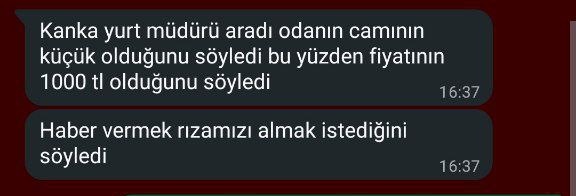 itununsesiyiz's tweet photo. VADİ YURTLARINDA PENCERE KRİZİ

Vadi yurdunda yapılan güçlendirme çalışmasından sonra yurttaki her 13 odanın 3'ünde küçük tuvalet camı kullanıldığına, havalandırma ve günışığı yetersizliklerinden bahsetmiştik. Vadi yurdu açılırken hala bu sorunlar çözülmüş değil.

GÜNEŞ IŞIĞI VE TEMİZ HAVA BİLE PARAYLA

Yurt koordinasyon, tepkiler sonrasında küçük camlı odaların depo gibi kullanılacağını söylemişti.  Güz döneminin yaklaşmasıyla bazı öğrenciler aranarak "daha uygun bir fiyata havasız ve ışıksız odalarda kalmayı" teklif etti. 3 kişilik odalarda kişi başı 1900tl istenirken küçük odalar 2 kişiliğe çevrildi ve kişi başı 1000tl istendi. 

Bundan 2 gün sonra yurt müdürü küçük odaların tekrar 3 kişiliğe çevrileceğini açıkladı ancak plansızlıklarından ötürü blok müdürü bile haberdar değil.

PENCERELER YURT YÖNETMELİĞİNE AYKIRI 

Tekrar 3 kişiliğe çevrilmesi planlanan küçük odalarda bazı pencereler 0.32 m² iken bazıları ise 0.16 m². İnsani koşulları sağlamaktan uzak olan bu pencereler ayrıca KYK'nın standartlaştırdığı kurallara göre yurt olarak kullanılamaz. 

Ögrencilerine nitelikli barınma bile sağlayamayan İTÜ ve iş bilmez Rektör Hasan Mandal, "size yurt sağlamak zorunda değilim" şeklindeki öğrenci düşmanı çizgisini korumakta ısrarlı. Vadililer ise tepkili.