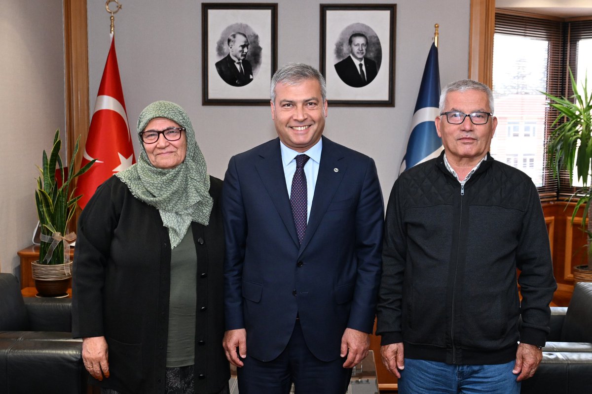 EN BÜYÜK ABİM
Dokuz kardeşiz. En büyüğümüz Ekrem Abimdir. Dördü akademisyen olmak üzere, kendisinden sonra tüm kardeşleri üniversite mezunu olurken, evin büyüğü olarak liseden sonra çalışmak zorunda kalmış ve aileyi sırtlamıştır. Yengemiz Emine yarım asırdan bu yana ailemizin