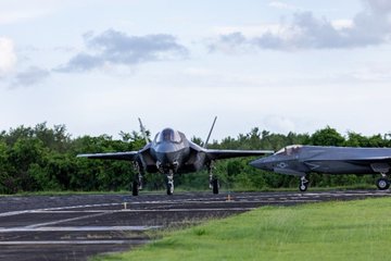 USAemPortugues's tweet image. .@Southcom: Um olhar sobre as forças militares dos EUA na área de responsabilidade do #SOUTHCOM, garantindo alcance global e aprimorando a prontidão. O SOUTHCOM está presente e engajado no Caribe, América Central e América do Sul, resultando em maior unidade, segurança e…