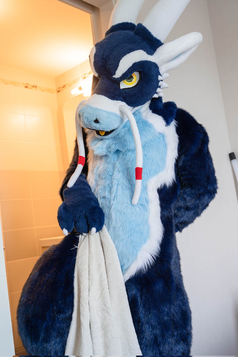 Would be a shame if the towel dropped, uh? 😏

#FursuitFriday