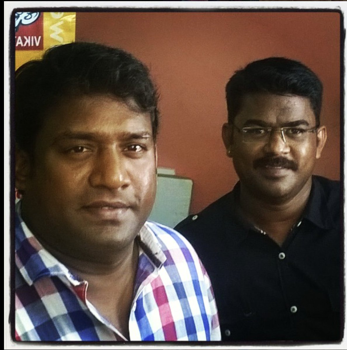 Varavanaisen's tweet photo. 11 ஆண்டுகள் இருக்கும், ரோபோ சங்கர் அவர்களை விகடன் web tv live show'விற்காக அழைத்திருந்தேன். 30 நிமிடம் கடந்த Break ல் "போதும் பாஸ்..கொஞ்சம் வேலையிருக்கிறது" என்றார். அடுத்த சில கேள்விகளில் முடித்து அவரை விடுவித்தோம். படிகளில் இறங்கியபடி இருந்தபோது அவர் கேட்ட பிளாக் டீ வந்தது. பேச்சு கமல் பற்றி திரும்பியது.  முன்று மணி நேரம் கமல் பற்றி பேசினார். கமல் படங்களை திறன்பட விமர்சித்து பேசினார். அவரின் வேலை அனைத்தையும் மறந்து பேசிக்கொண்டே இருந்தார். 

மதுரை கமல் ரசிகர்கள் கொஞ்சம் டெரரானவர்கள். ஒரு முறை சத்யராஜ் மன்றத்துடன்  சண்டை வந்து அது கொலை வரை போனது. அதன் பின்னர் தான் ரசிகர் மன்றத்தை நற்பணி மன்றமாக மாற்றினார். மேற்படி கொலைச் சம்பவம் ஏ.ஏ.ரோட்டில் உள்ள சமூகப்பணி மன்றத்தின் முன்னால் நடைபெற்றது எனக்கேள்விப்பட்ட கமல் உடனே இந்த மாற்றத்தை செய்துள்ளார். கமல் பற்றி பேசத்தொடங்கினால் அங்கேயே நின்றுவிடும் டிபிகல் மதுரை கமல் ரசிகர் ஒருவரை கமல் இழந்துள்ளார். உடல் முழுவதும் அலுமினிய பூச்சை பூசிக்கொண்டு இவரின் ரோபோ டான்ஸ் மதுரையே சந்து சந்தாக கொண்டாடிய காலம் இருந்தது.

பின்னர் பல முறை சந்தித்திருந்தாலும் கமல் பற்றி பேச்சு கேட்டவுடன் அங்கேயே ஆணி அடித்ததுபோல் நின்ற அன்புக்கு கமல்ஹாசன் வந்து அஞ்சலி செலுத்தியுள்ளார். 

உங்களுக்கு என் அன்புகள் ரோபோ சங்கர் 🖤