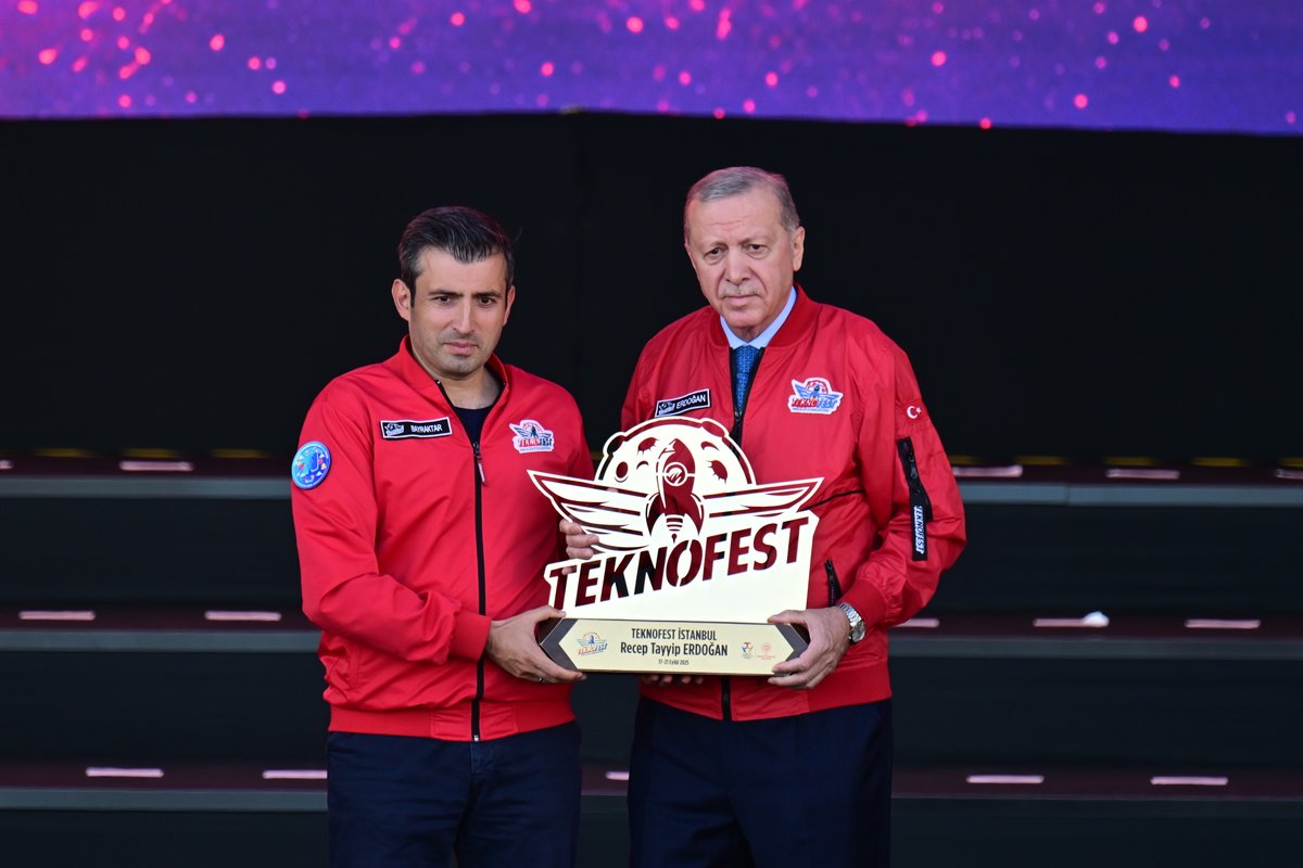 Cumhurbaşkanımız Sayın Recep Tayyip Erdoğan, dünyanın en büyük havacılık, uzay ve teknoloji festivali TEKNOFEST İstanbul’a katıldı.