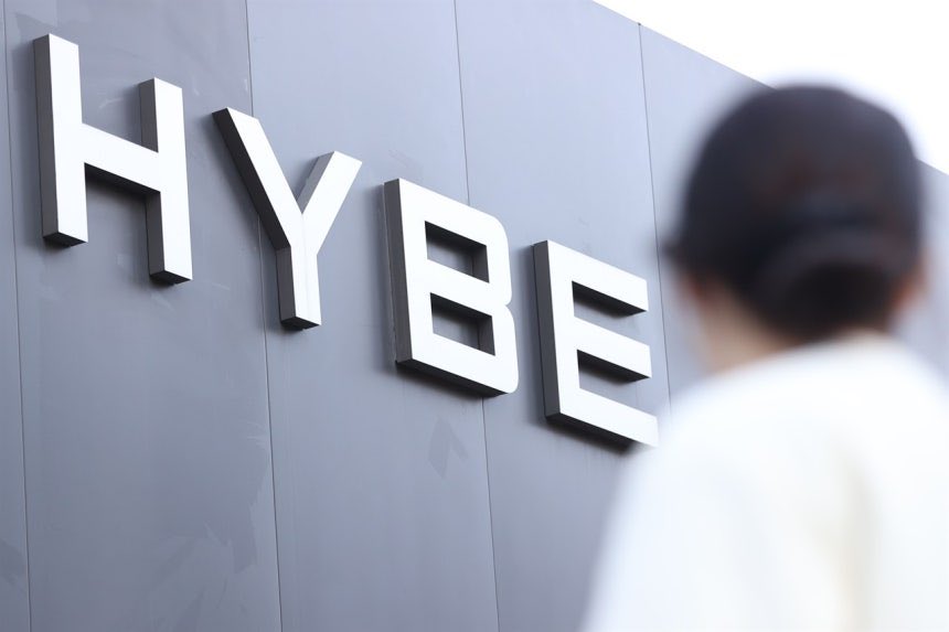 เรื่องอื้อฉาวของ HYBE ที่สั่นคลอนวงการบันเทิง (น่าตกใจตั้งแต่แรกเห็น)

👉🏻ไอดอลหญิงจากบริษัทลูกที่ประสบความสำเร็จถูกตรวจสอบบัญชีสาธารณะก่อนการคัมแบ็ก
👉🏻 ข้อกล่าวหาเรื่องการไล่ CEO ของบริษัทลูกออกและไม่มีแผนดำเนินการใดๆ ให้กับศิลปิน
👉🏻