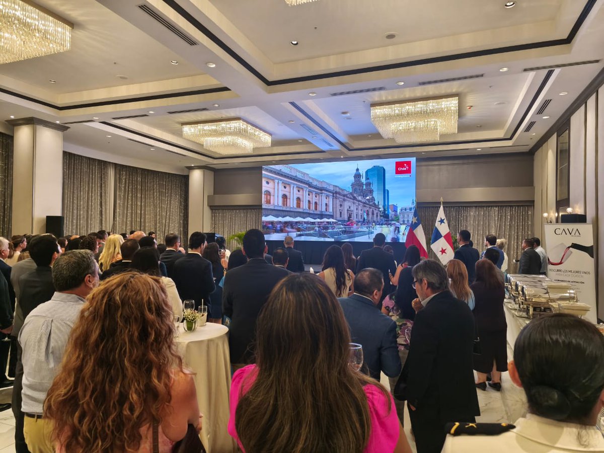 Con motivo del 215° aniversario de la Independencia de 🇨🇱, celebramos ayer junto con autoridades de 🇵🇦, cuerpo diplomático y la comunidad chilena, en la cual rendimos honores a nuestros símbolos patrios, cultura, historia y chilenidad🍷
¡VIVA CHILE! <a href="/Minrel_Chile/">Cancillería Chile 🇨🇱</a> <a href="/CancilleriaPma/">Cancillería de Panamá</a>