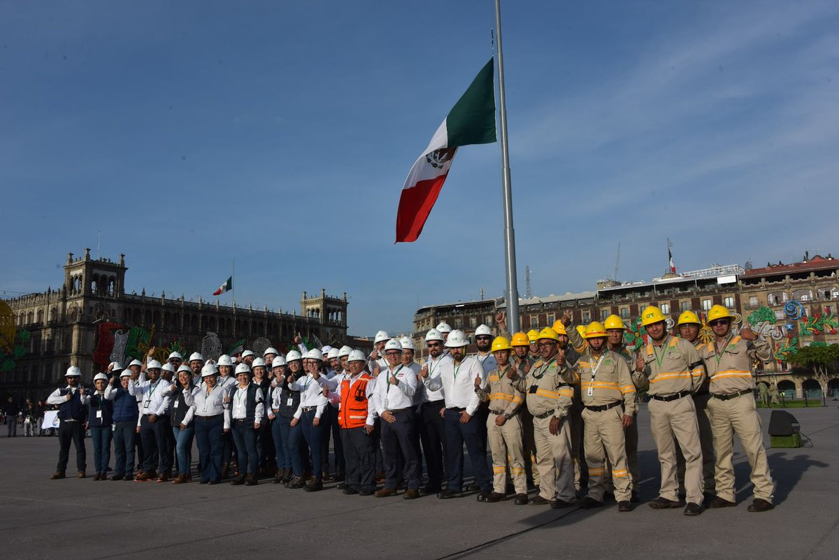 #OrgulloCFE | En el izamiento de la bandera encabezado por la presidenta <a href="/Claudiashein/">Claudia Sheinbaum Pardo</a>, en memoria de las víctimas de los sismos de 1985 y 2017, nuestros compañeros y compañeras estuvieron presentes, reafirmando el compromiso de la CFE de apoyar al pueblo de México en toda