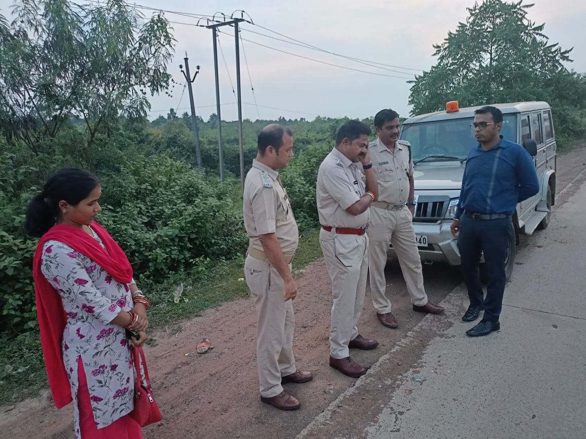 otvkhabar's tweet photo. #କିଲର_ଦୀପକ_ନାଁରେ_ନୂଆ_ମାମଲା
-ଆଠଗଡ଼: କିଲର୍ ଦୀପକ ରାଉତଙ୍କ ନାଁରେ ନୂଆ ମାମଲା
-ହତ୍ୟା ଅଭିଯୋଗରେ ମାମଲା ଦାଏର କଲା ଖୁଣ୍ଟୁଣି ଥାନା ପୋଲିସ
-ମୃତ ଅପର୍ଣ୍ଣା ରାଉତଙ୍କ ଭଉଣୀଙ୍କ ଏତଲା ପରେ ମାମଲା ଦାଏର
-ଅପର୍ଣ୍ଣାଙ୍କ ଭଉଣୀ ରୋଜାଲିନଙ୍କୁ ନେଇ ପୋଲିସର ଘଟଣାସ୍ଥଳ ପରିଦର୍ଶନ
#Killerconstable #Murder #Odisha #OTV https://t.co/vG5khlZO6M