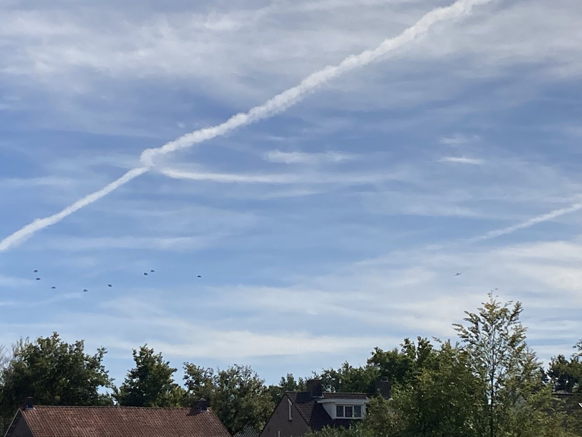 Zoek de parachutisten. Bevrijdingsdag in t dorp