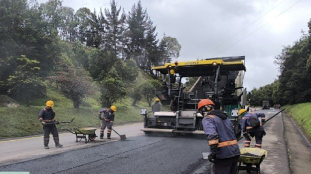 InviasOficial's tweet photo. 🚧 Con mantenimiento y pavimentación, el #Invías mejora la transitabilidad en la vía Briceño – Tunja – Sogamoso.
Avanzamos en limpieza, señalización y reposición de carpeta asfáltica para garantizar movilidad segura.
#ConDignidadCumplimos https://t.co/xrmC7CMnxE