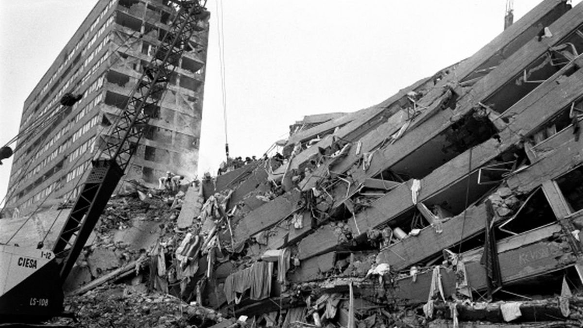 Cada 19 de septiembre recordamos a quienes perdieron la vida en los sismos de 1985 y 2017; honramos su memoria y destacamos la valentía de las y los ciudadanos que atendiendo el llamado de la solidaridad ayudaron en las labores de rescate. Hoy, la bandera ondea a media asta.