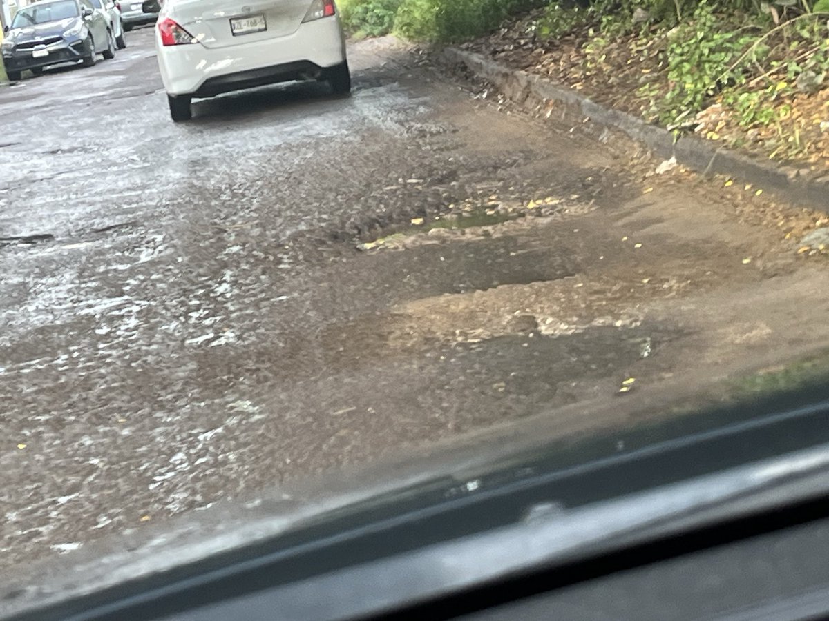 freyamsrr's tweet photo. Cuando por fin se dignarán arreglar las pinches calles de la madre que están en #Veracruz, pinche bola de ojetes. Creo que no soy la única que está hasta la madre del daño que se le hace a nuestros carros, nuestro patrimonio que a diferencia de muchos NOS HA COSTADO UN CHINGO. https://t.co/T8pewkv3o9