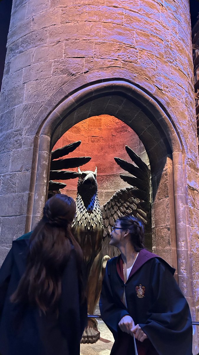 นี่พวกเธอจะแอบขึ้นไปเดทกันบนห้องทำงานของอัลบัส ดัมเบิ้ลดอร์หรอ

 #ENGLOTinfinityTourinEUROPE25
#อิงล็อต #englot