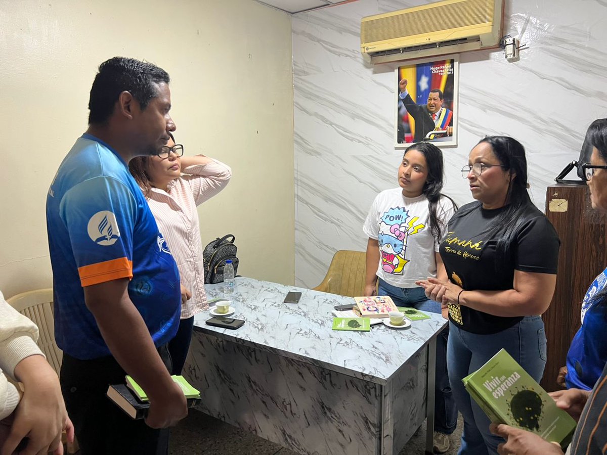 Cumaná también dice presente en este día histórico. 😍

Los hermanos pudieron entregar libros en las principales entidades públicas, incluyendo en el Consejo Legislativo donde pudieron tener el derecho de palabra en la entidad. 

#PasiónMIVENOR