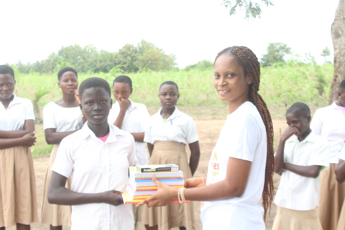 safd_tg's tweet photo. 🎒 Remise de fournitures aux filles méritantes de nos clubs genre à Agbélouvé !
Félicitations aux élèves engagés.
Continuez à croire en vous, à viser haut. 💪📚
Chaque effort compte.
Ensemble pour une éducation équitable !
#rentree2025  #safd #égalité #Motivation https://t.co/F7mJLqT9kX