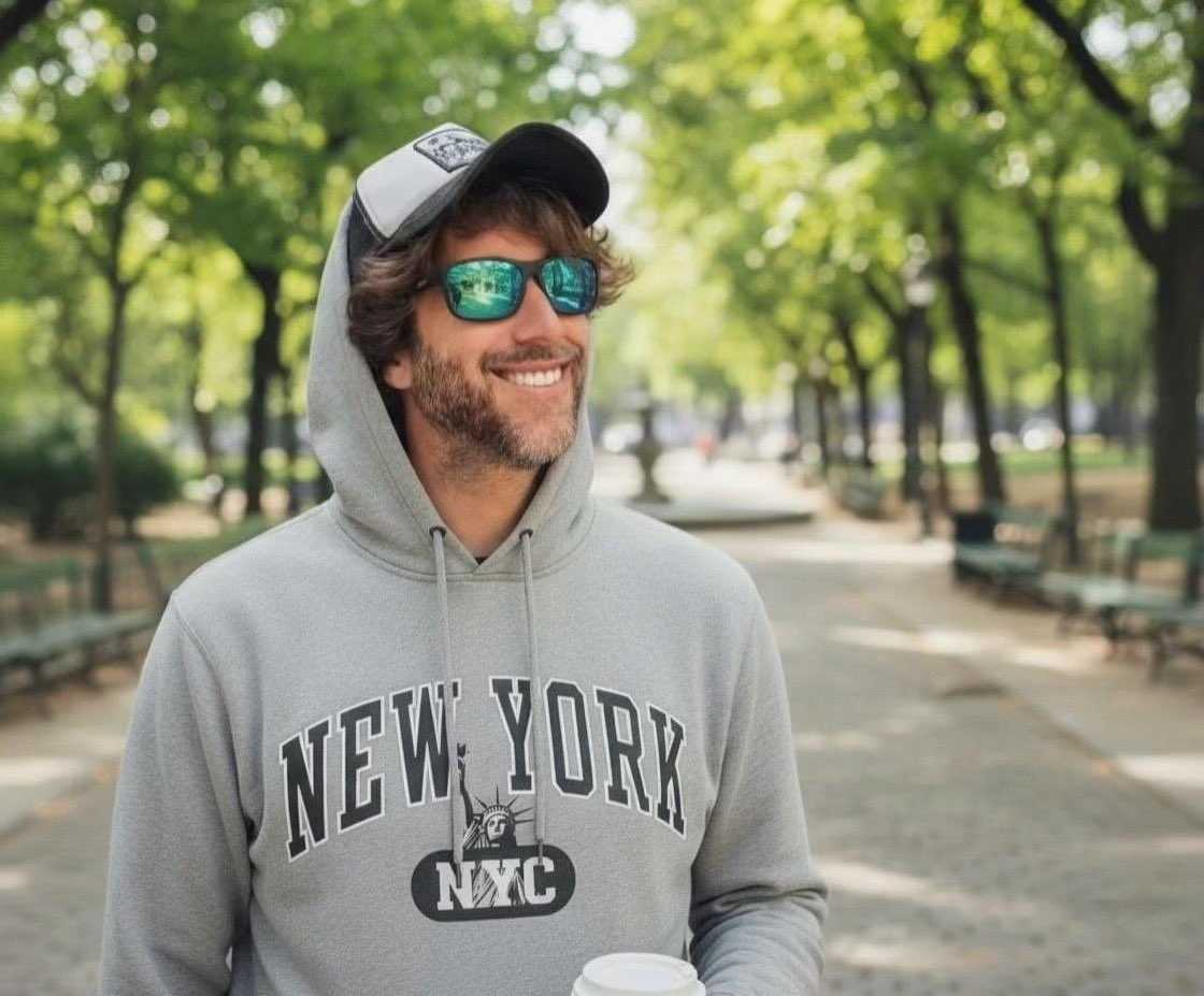 Tengo dos amigos, uno es doctor y otro director, ¿Os suena? Pues resulta que he tenido que volver a España a toda velocidad, sí o sí, porque se ve que este viernes a las 22h me insisten en que tengo que estar preparado para una nueva temporada. Ante tanta insistencia no he tenido