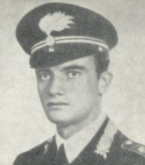 ANPIRomaPosti's tweet photo. Veterano d'#Africa, il tenente dei @_Carabinieri_ #AlfredoSandulliMercurio, assegnato alla 27ª Sez.Mista #CC aggregata alla Div. #Acqui a #Cefalonia, il #24settembre 1943, dopo durissimi combattimenti, fu costretto alla resa.Venne fucilato con i suoi uomini.
Aveva 24 anni. https://t.co/nfnRTGglyI