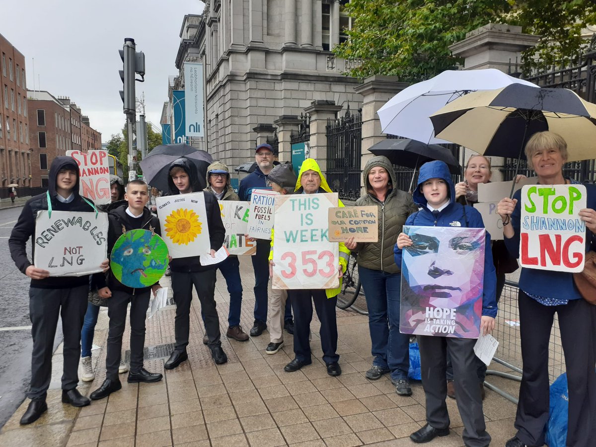 Janemellett's tweet image. Good to be back with Friends of #FridaysForFuture today during this #SeasonOfCreation for #climatestrike This is week 353! #JubileeforJustice