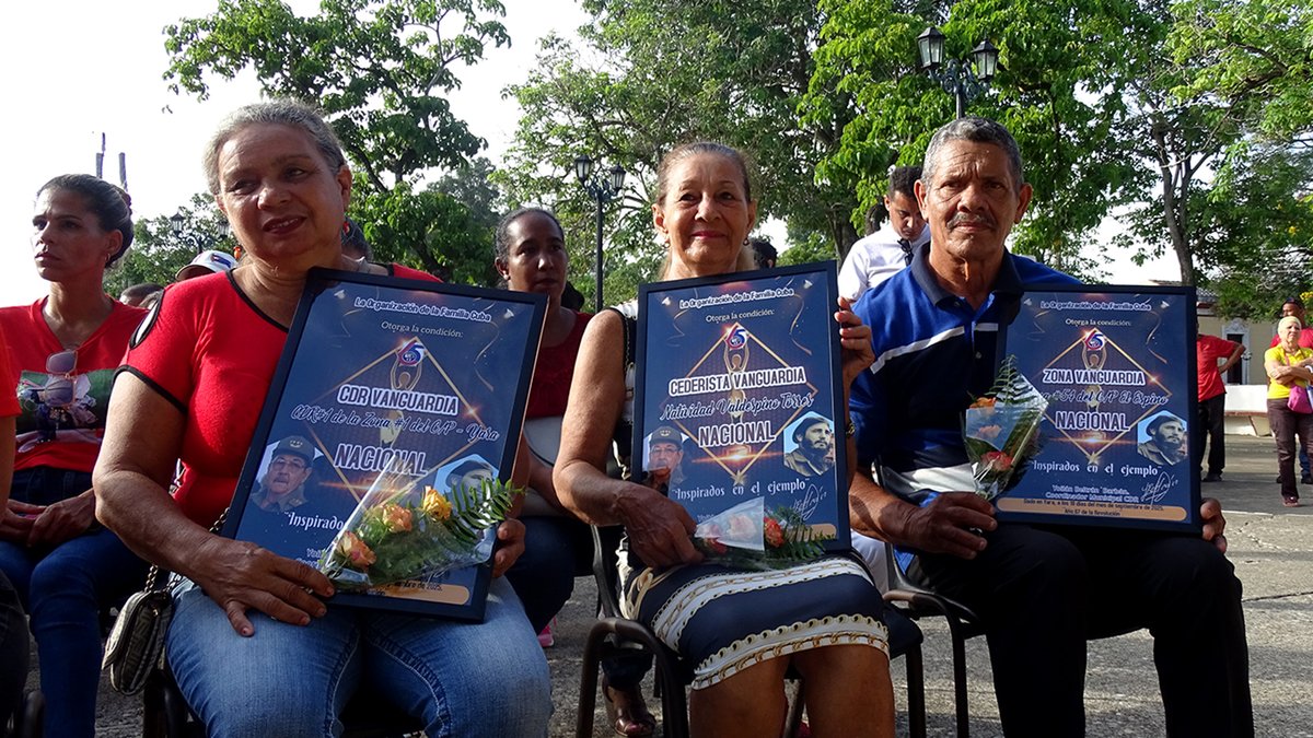 CNCTVGranma's tweet image. #ProvinciaGranma | Los municipios de #Yara  y #Pilón, recibieron  la condición de Vanguardia Nacional y #Niquero, Vanguardia Provincial, por el trabajo realizado en los (#CDR), durante la celebración por el aniversario 65 de la creación de la mayor  organización de masas del país