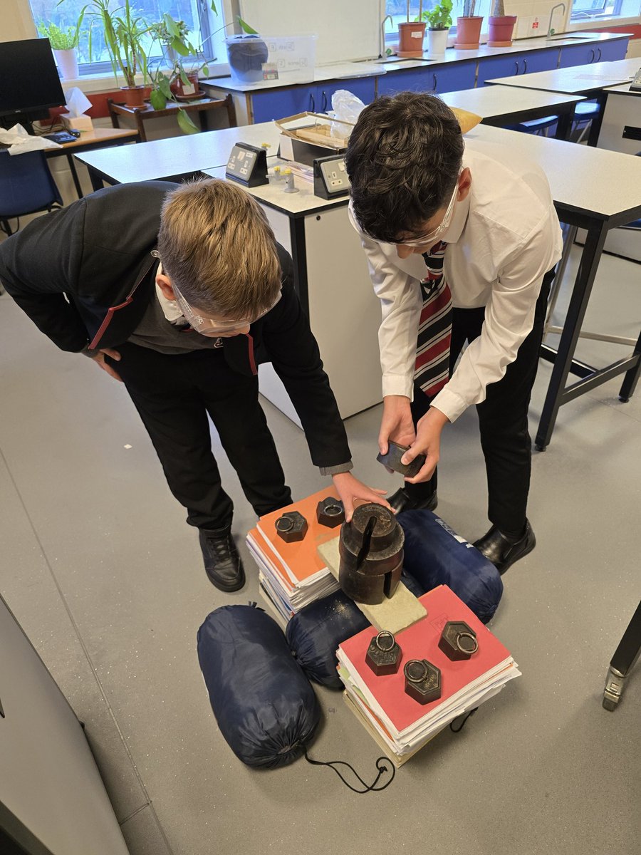 lawnswoodschool's tweet image. Kacper & Yousuf testing their own reinforced concrete in KS3 Science Club this week #PracticalScience #Curiosity