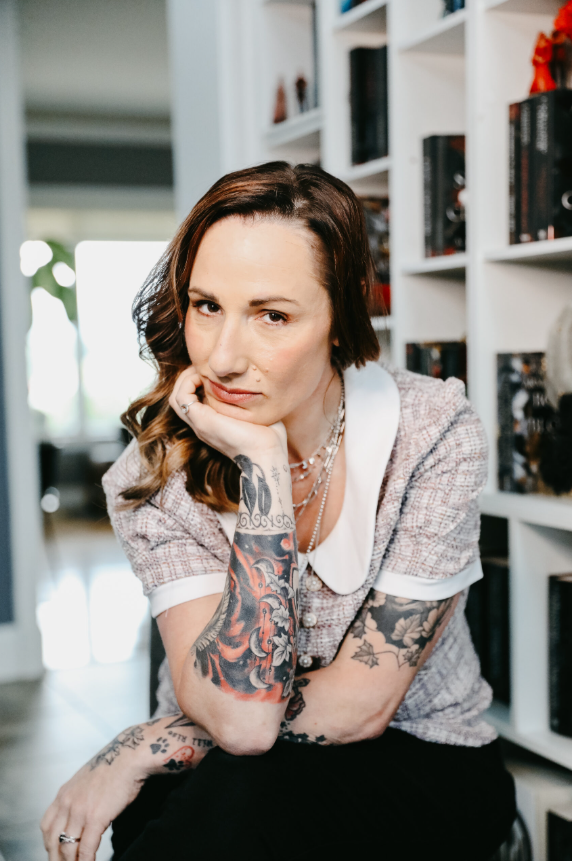 Lawerson6's tweet photo. ❗️ATENCIÓN❗️
💥BOMBAZO💥

Amazon MGM Studios pone en DESARROLLO una serie de televisión para adaptar la saga Lux de @JLArmentrout. https://t.co/7uXGk92Pnh