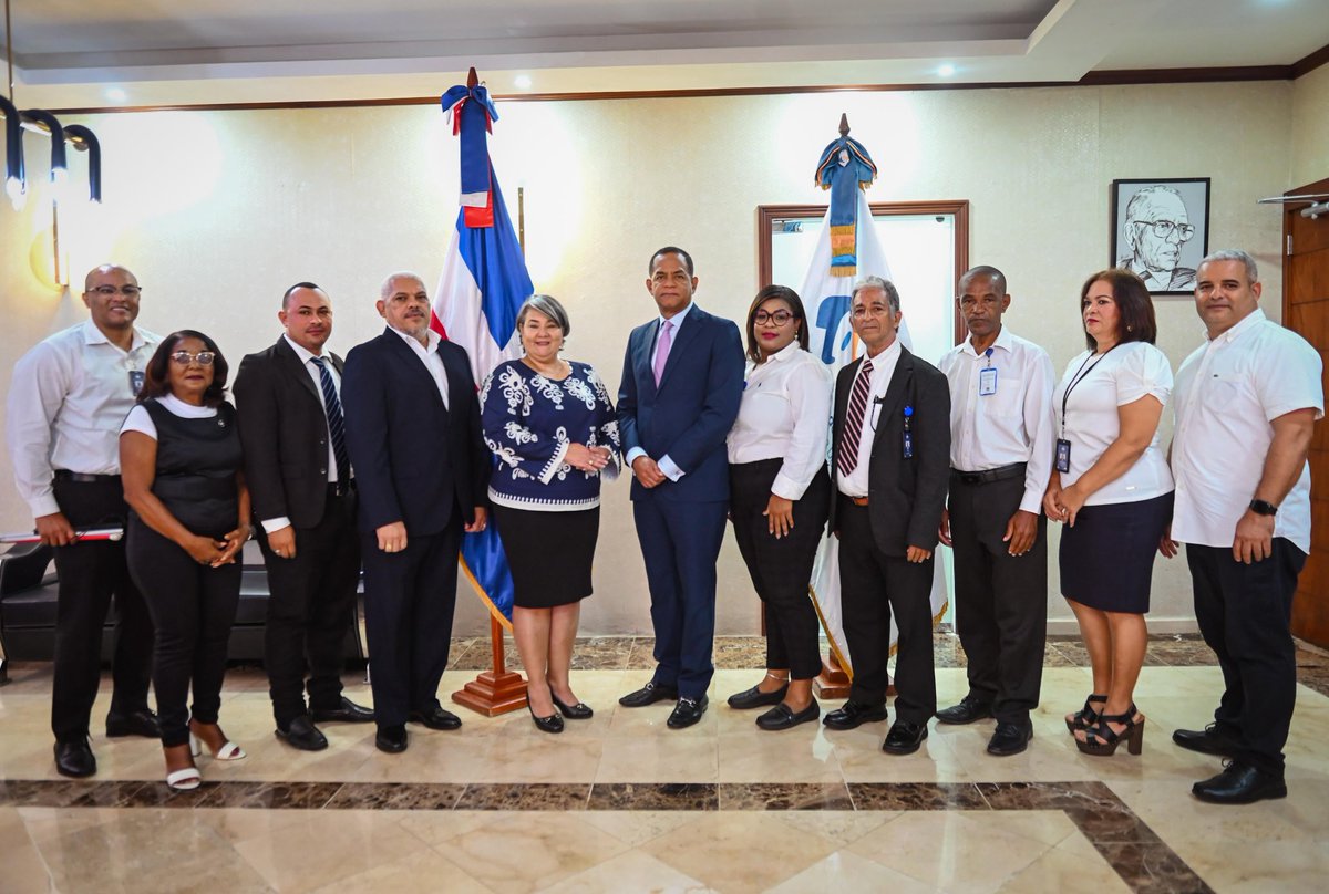SuperSegurosDO's tweet photo. La Asociación de Servidores Públicos de la Superintendencia de Seguros (ASPSIS) representa el compromiso, la participación y el espíritu colaborativo del talento humano que impulsa nuestra institución.
#SuperSegurosDO #ASPSIS #TalentoHumano #CompromisoSeguro https://t.co/eZ7GR8MrRN