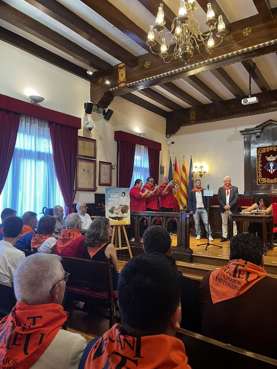 Inici de la Festa Major d’ #Esplugues. Entitats i tots i totes les representants del consistori en un acte comú que simbolitza l’ànim d’entesa de la ciudadanía de la nostra ciutat.