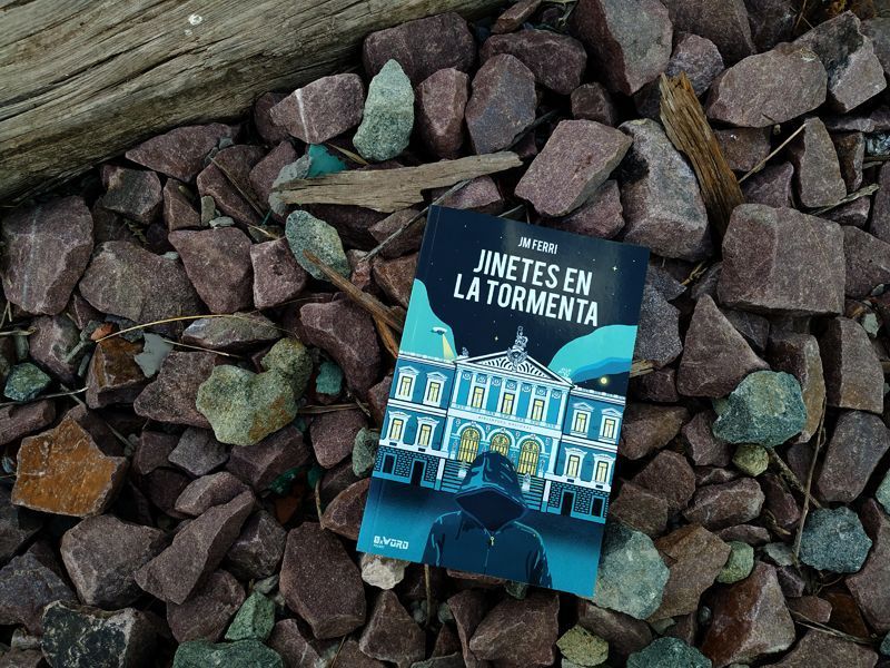 ✒️ “Llevaba dos años viviendo como un hombre feliz, lo cual era mucho decir para alguien que había llevado una vida como la mía...”

Así arranca Jinetes en la Tormenta, un thriller que mezcla acción, humor mordaz y crítica al sistema.

👉 ¿Te atreves a entrar en la tormenta?