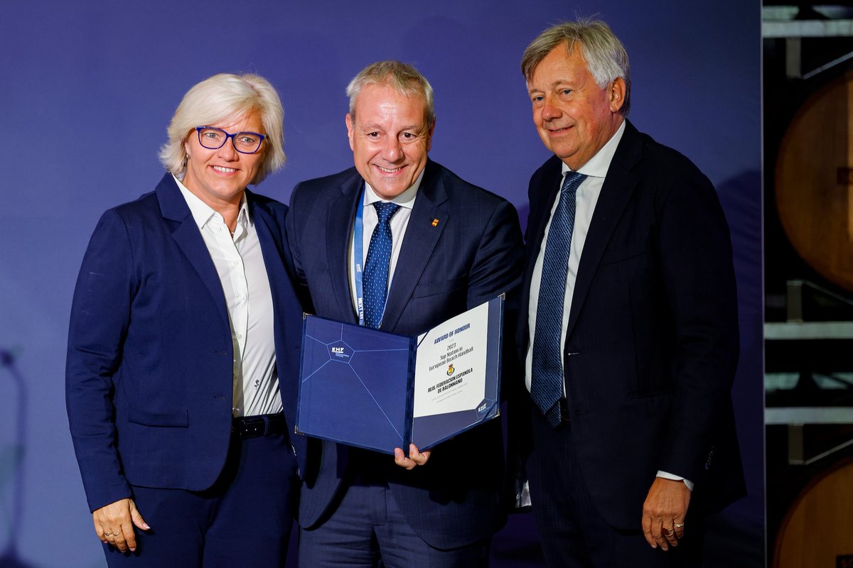 Un honor recibir el reconocimiento de la <a href="/EHF_Activities/">European Handball Federation</a> como mejor organizador de #balonmanoplaya en 2023, gracias a la calidad del circuito <a href="/ArenaHandballT/">Arena Handball Tour</a>. El presidente de la EHF, Michael Wiederer, y la responsable de la disciplina, Gabriella Horváth, entregan la distinción.