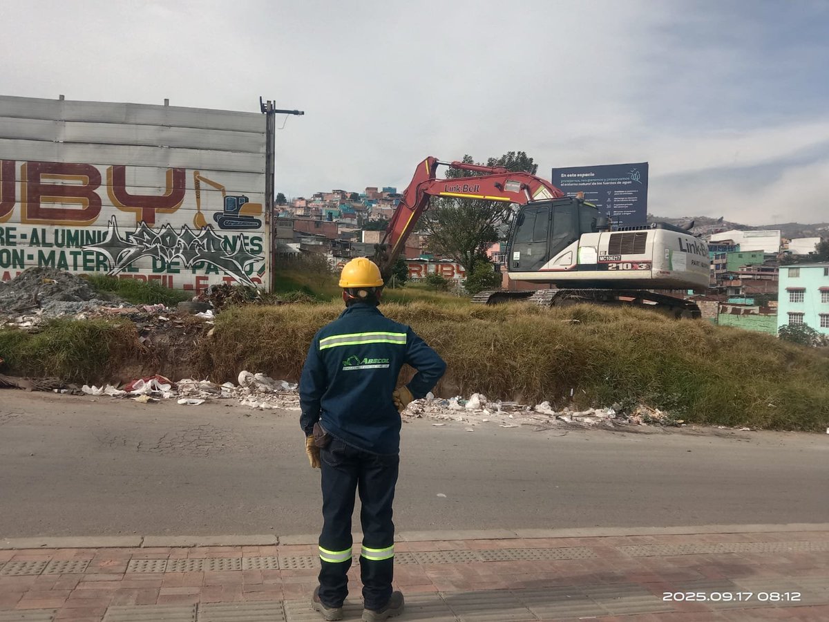 Junto con <a href="/Fapuentess/">Fabián Puentes</a> agradecemos al <a href="/AcueductoBogota/">Acueducto de Bogotá</a> y su directora <a href="/navendanog/">Natasha Avendaño García, Ph.D.</a> por la pronta gestión de la limpieza del predio en proceso de adecuación y encerramiento en Las Acacias II, localidad Ciudad Bolívar.

Este espacio del acueducto que estaba olvidado lleno de