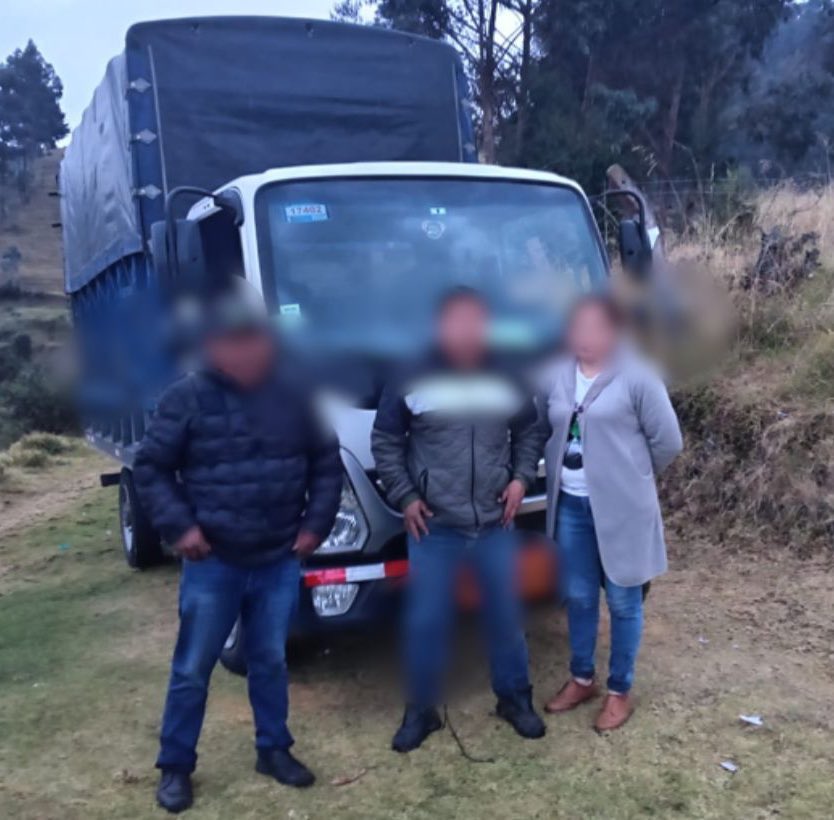 PoliciaEcZona9's tweet photo. 🚨 Vehículo recuperado

La efectiva labor policial en el sector de Cochapamba, #UIO, permitió la liberación de tres personas presuntamente secuestradas y la recuperación de un camión robado.

👮‍♂️ Las víctimas están fuera de peligro y bajo resguardo.

#ServirYProtegerConFirmeza https://t.co/n0At1ssnb9