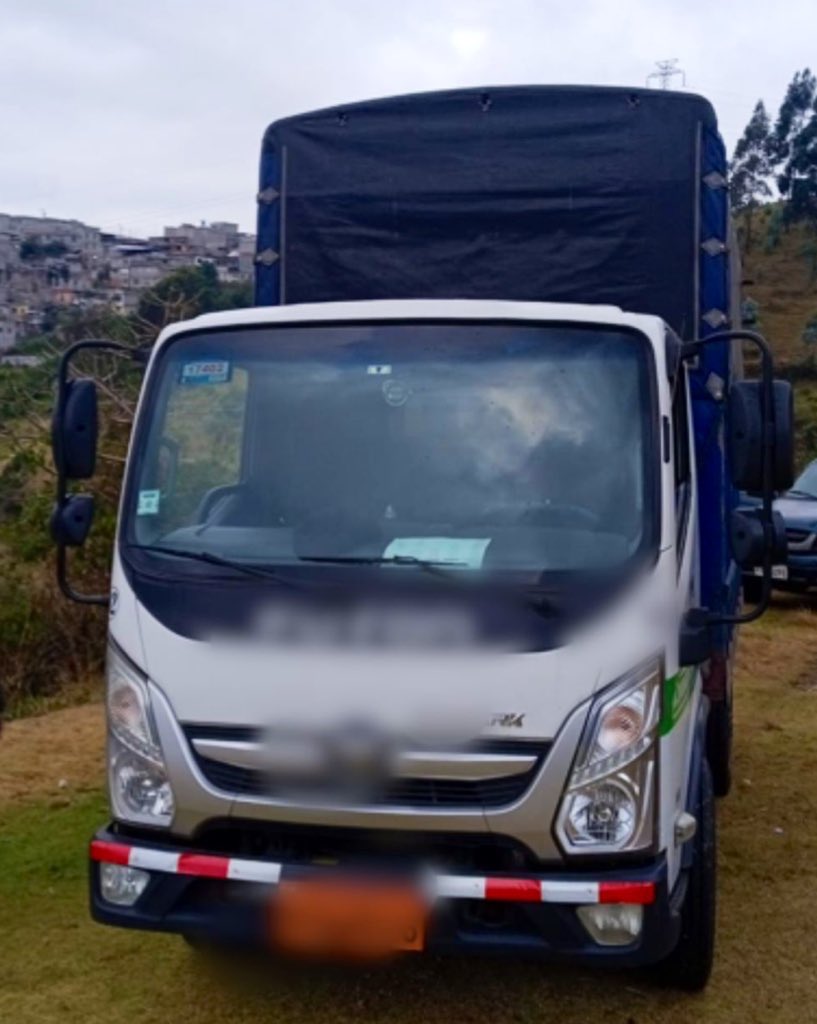 PoliciaEcZona9's tweet photo. 🚨 Vehículo recuperado

La efectiva labor policial en el sector de Cochapamba, #UIO, permitió la liberación de tres personas presuntamente secuestradas y la recuperación de un camión robado.

👮‍♂️ Las víctimas están fuera de peligro y bajo resguardo.

#ServirYProtegerConFirmeza https://t.co/n0At1ssnb9