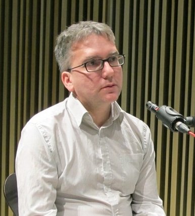Mucho realismo capitalista y mucha hostia pero nadie esta hablando del tremendo parecido de Mark Fisher con Jesús maestro.