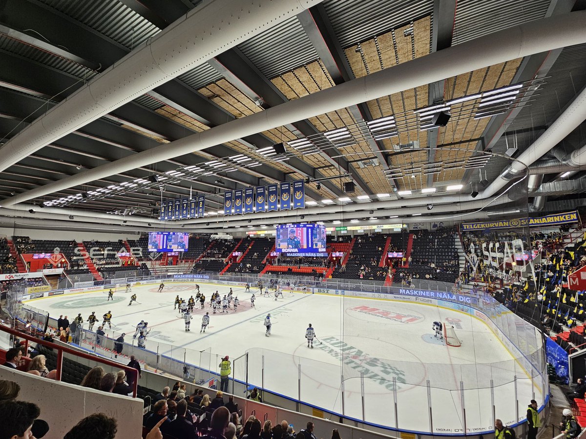 Äntligen är försäsongen över och det är dags för seriepremiär! Lugnet före stormen. Bara 30 minuter kvar tills det drar igång på riktigt. Ikväll står Karlskoga för motståndet. Tre poäng står på spel. Framåt stolta <a href="/SodertaljeSK/">Södertälje Sportklubb</a>! 💙💛 #twittssk