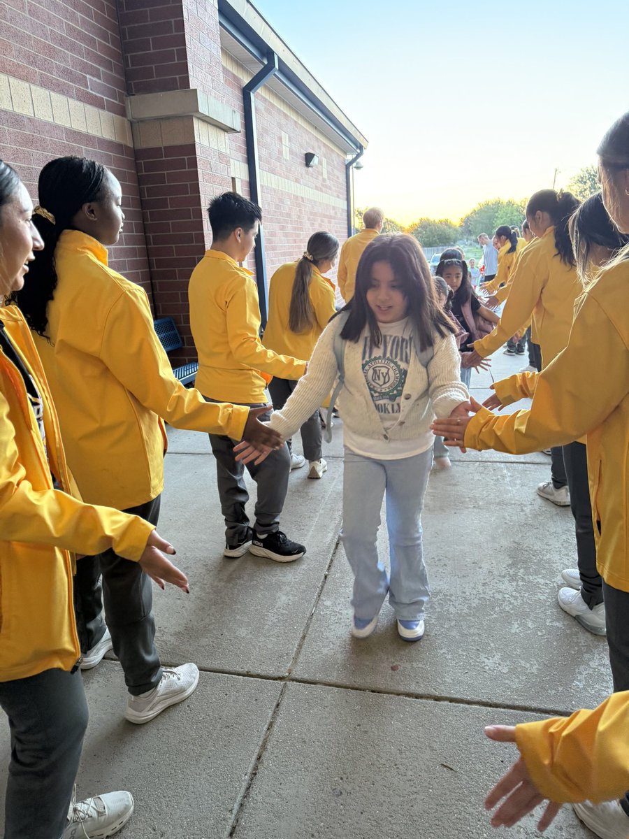 🖐️ High Five Fridays🖐️ 

DC3 Cheer bringing some good vibes to the kids at Ross Elementary with High Five 🙌 Friday #GoConqs #ConqsInTheCommunity