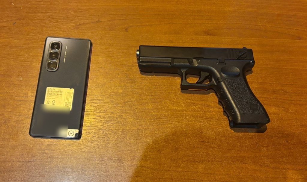 PoliciaEcZona9's tweet photo. 🚨 A ÓRDENES DE LA AUTORIDAD 👮‍♂️

Gracias a la oportuna intervención policial, se logró la aprehensión de un ciudadano por el delito de robo con arma de fuego, en el sector de Iñaquito, #UIO.

Indicios:
1 arma de fuego 
1 terminal móvil recuperado

#ServirYProtegerConFirmeza https://t.co/DTjPDGONNv