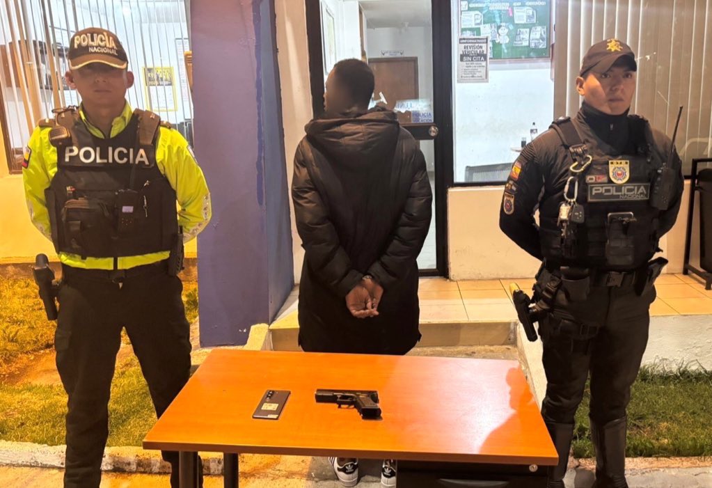PoliciaEcZona9's tweet photo. 🚨 A ÓRDENES DE LA AUTORIDAD 👮‍♂️

Gracias a la oportuna intervención policial, se logró la aprehensión de un ciudadano por el delito de robo con arma de fuego, en el sector de Iñaquito, #UIO.

Indicios:
1 arma de fuego 
1 terminal móvil recuperado

#ServirYProtegerConFirmeza https://t.co/DTjPDGONNv