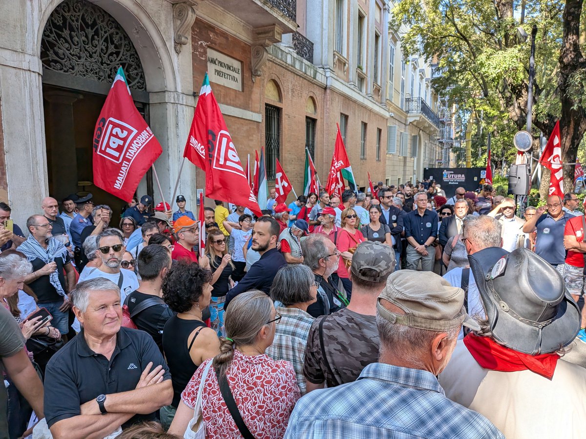 pcr_modena's tweet photo. Oggi come PCR abbiamo partecipato alla manifestazione indetta dalla #CGIL dopo la proclamazione dello sciopero di 4 ore contro il #genocidio a #gaza e in #palestina.

**Pace tra i popoli guerra ai padroni!!!! **

✊ 🔴 🚩 

#palestinalibera #palestinarossa #intifada #modena #pcr https://t.co/AeiIPypd6H