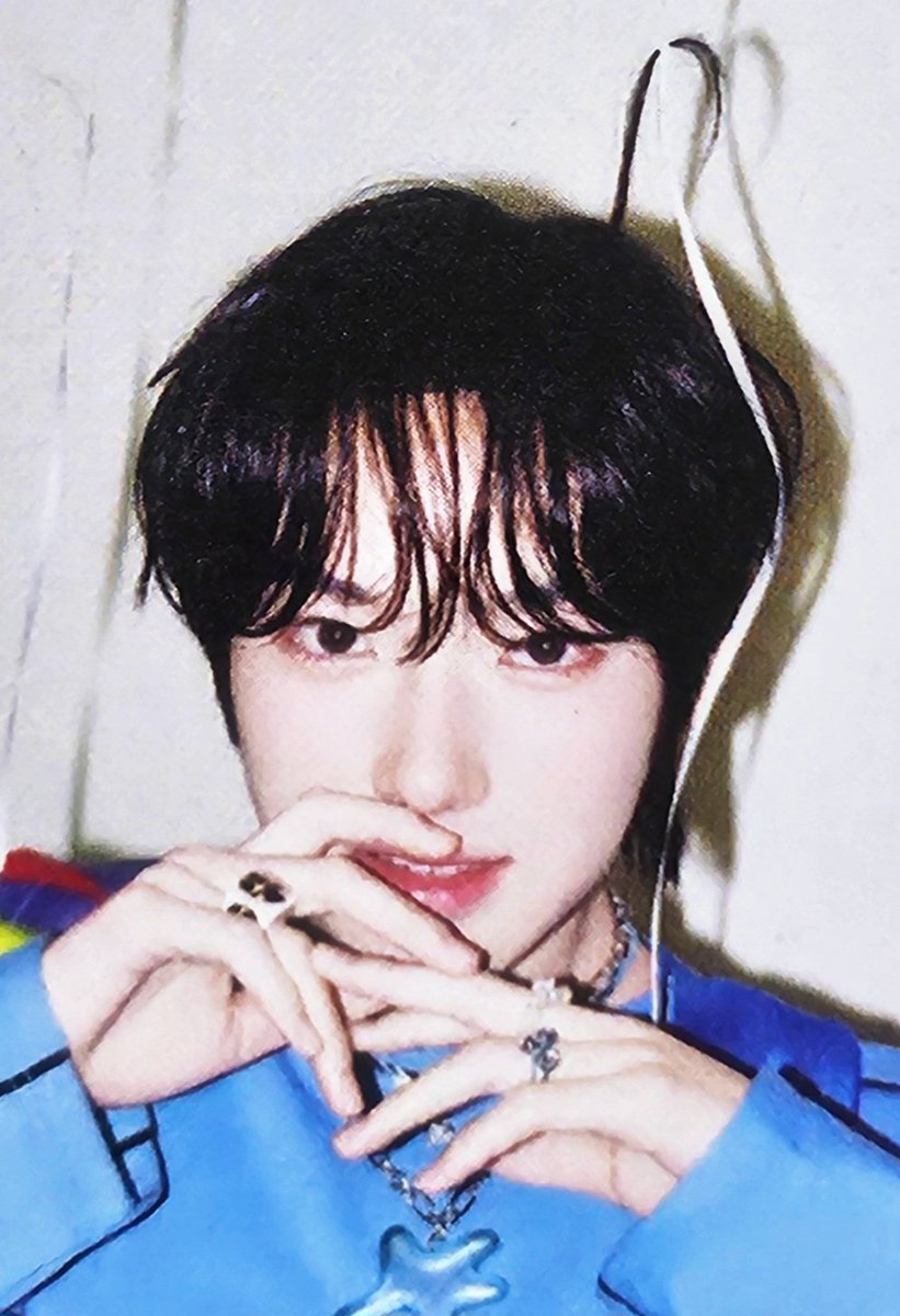 내가 진짜 사랑하는 팝팝 앨범 속 바삭이
 ⸝⸝o̴̶̷̥᷅  ̫ o̴̶̷̥᷅⸝⸝ 생각나서 찍어 옴 앨범 안에서도 작게만 있어서 너무 아쉬워,,, 대문짝만하게 걸려야 하는 사진인데,,,