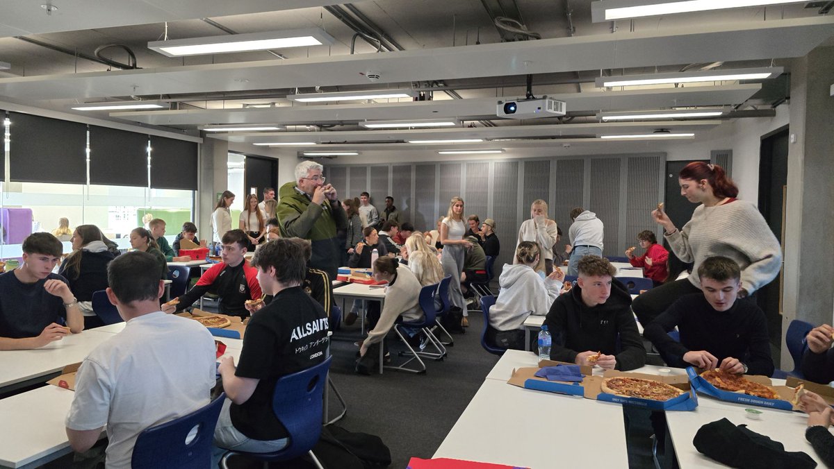 ULSTER_BSABE's tweet photo. A busy week for Real Estate new starts, with a mix of course info, professional insights and fun (bingo, quizzes, pizza lunches).  Thanks to  by Lisa O'Connor RICS in NI &amp;Phil McClay, who shared valuable professional body and industry perspectives.  #RealEstate #ULSTER_BSABE https://t.co/QkevSRWQm4